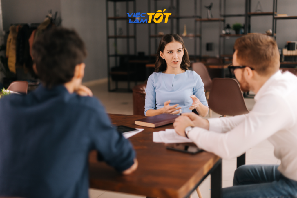 Ứng viên tự tin trả lời trước hội đồng giám khảo chuyên nghiệp