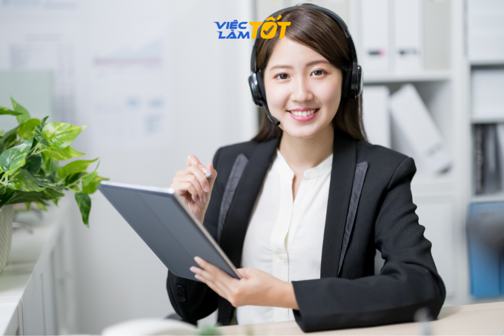 Chuyên viên chăm sóc khách hàng hỗ trợ giải quyết thắc mắc cho khách hàng
