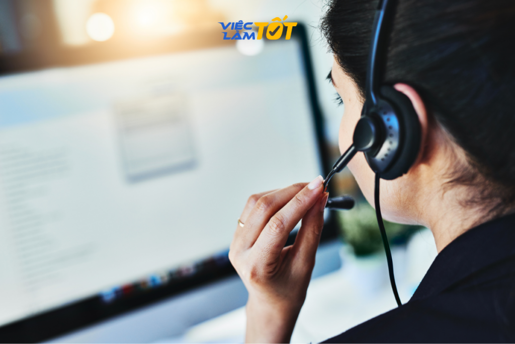 Nhân viên telesales đang xử lý từ chối và thuyết phục khách hàng qua điện thoại