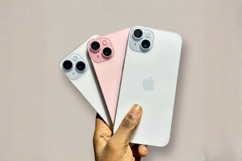 iPhone 15 mang đến sự thay đổi rõ rệt ở phần mặt lưng khi sử dụng loại kính pha màu nhám mịn