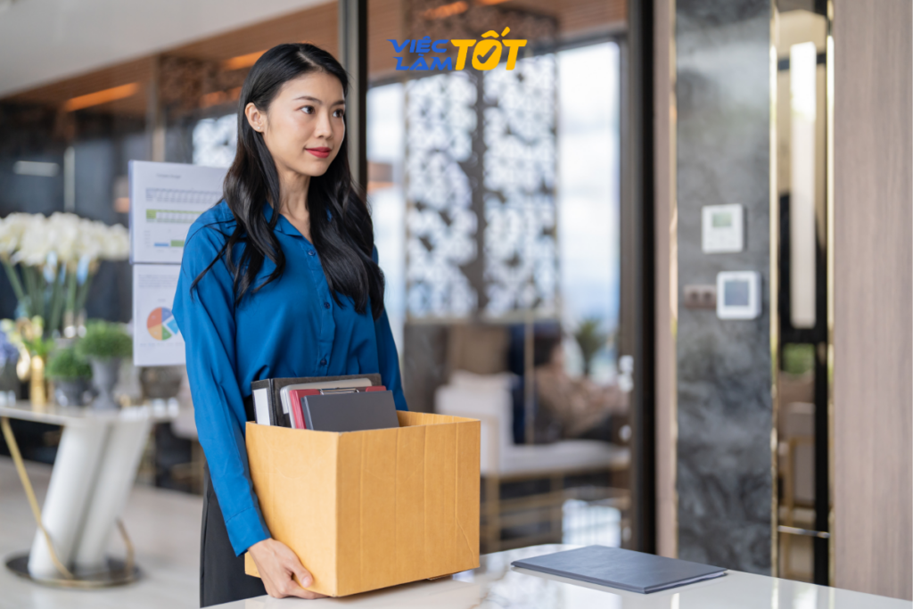 Nhân viên đang thu dọn đồ đạc và chuẩn bị rời khỏi văn phòng sau khi nghỉ việc