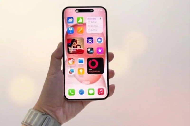 Tấm nền Super Retina XDR 6.7 inch của iPhone 15 Plus với màu sắc trung thực và độ nét cao