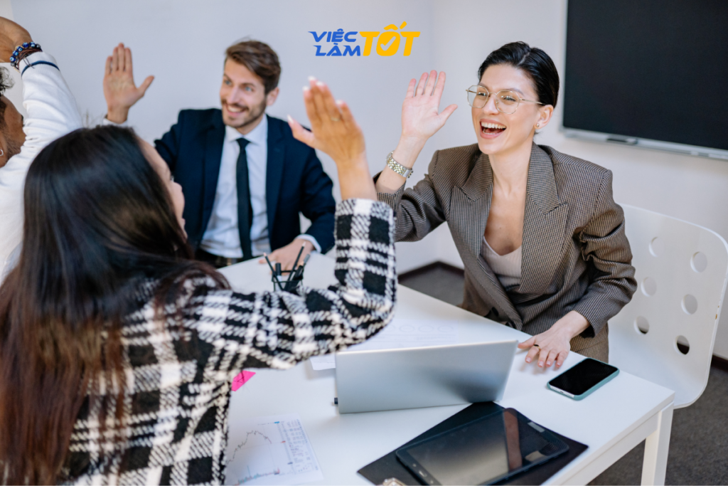 Doanh nghiệp tổ chức hoạt động team building để gắn kết và giữ chân nhân viên