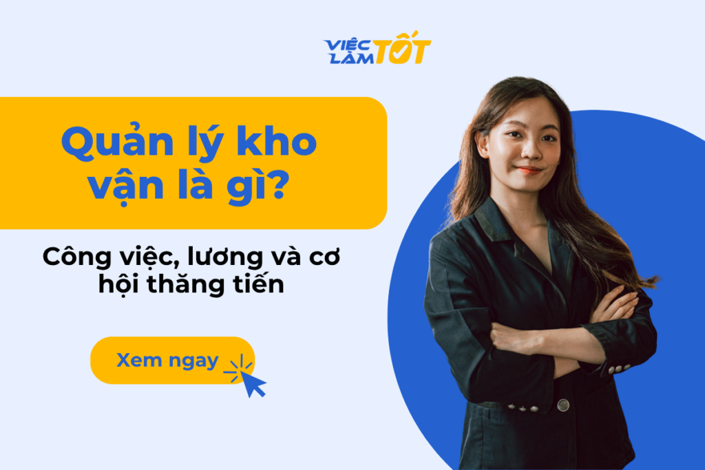 Quản lý kho vận là gì? Công việc, lương và cơ hội thăng tiến Quản lý kho vận đang kiểm tra hàng hóa và giám sát nhân viên trong kho