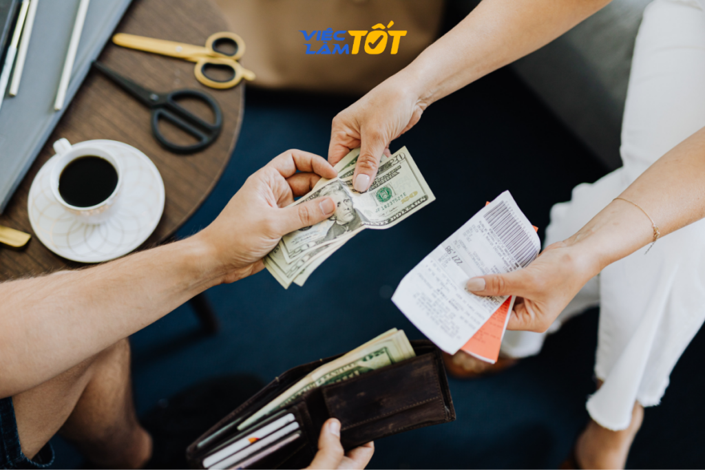 Người lao động tìm hiểu trợ cấp thôi việc có tính thuế TNCN không