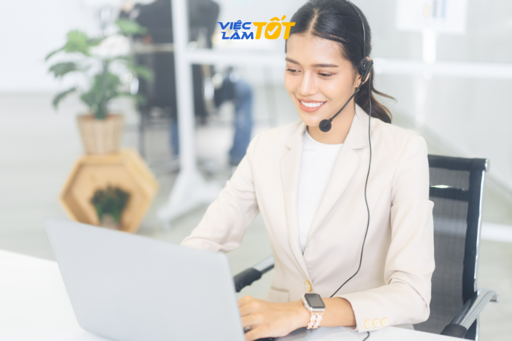 Nhân viên telesales làm việc tại call center chuyên nghiệp