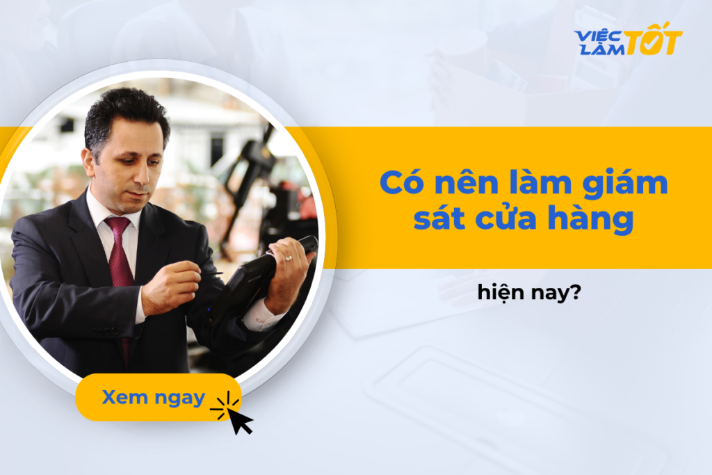 Giám sát cửa hàng đang hướng dẫn nhân viên