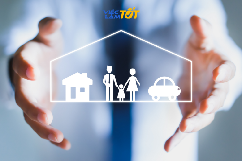 Chuyên viên BHXH đang tính toán hệ số trượt giá áp dụng cho hồ sơ hưởng lương hưu