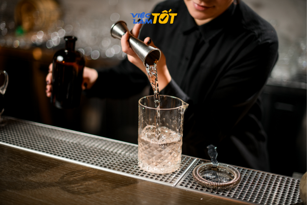 Nhân viên pha chế làm việc trong giờ cao điểm tại chuỗi cà phê