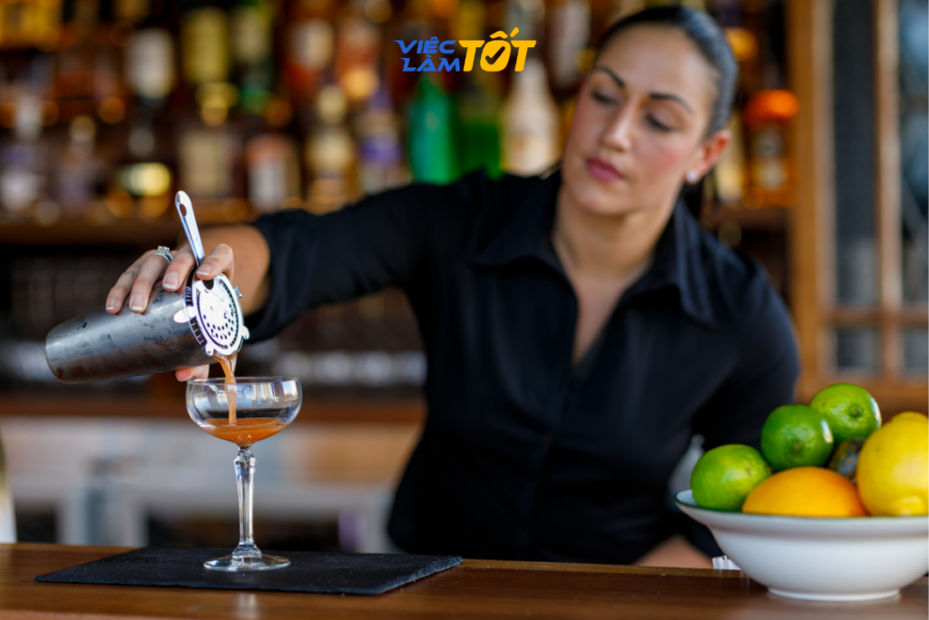 Nhân viên pha chế đang học kỹ thuật pha cà phê espresso chuyên nghiệp