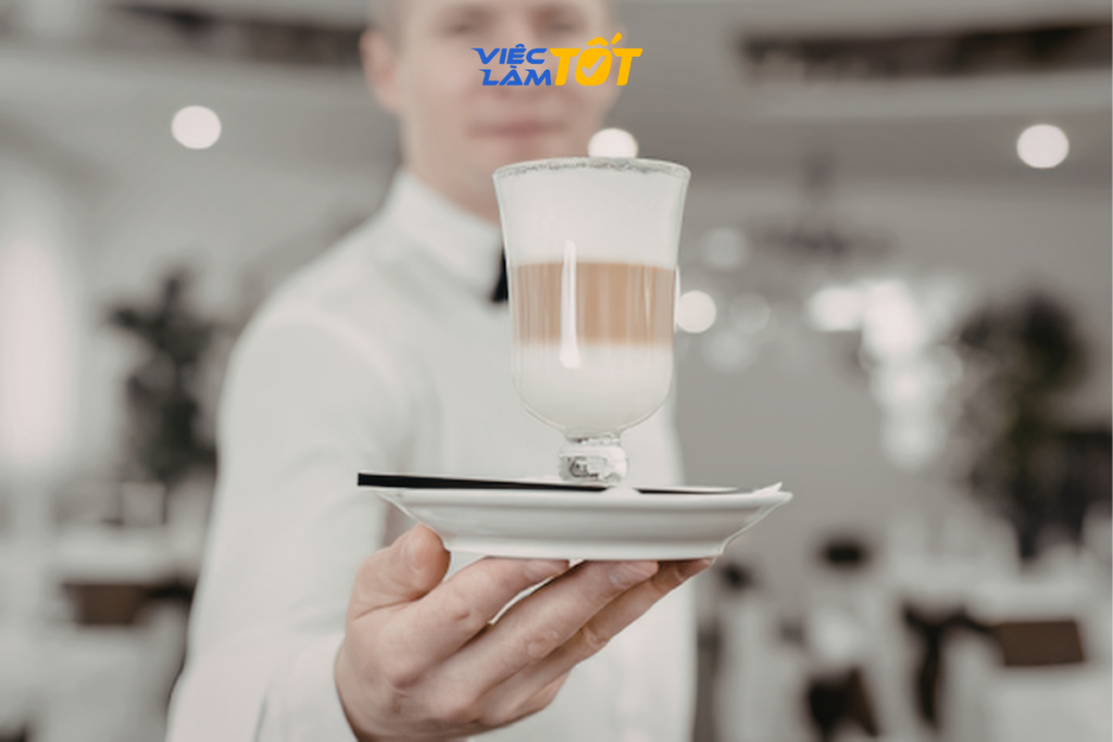 Trưởng ca pha chế kiểm tra chất lượng đồ uống trước khi phục vụ khách