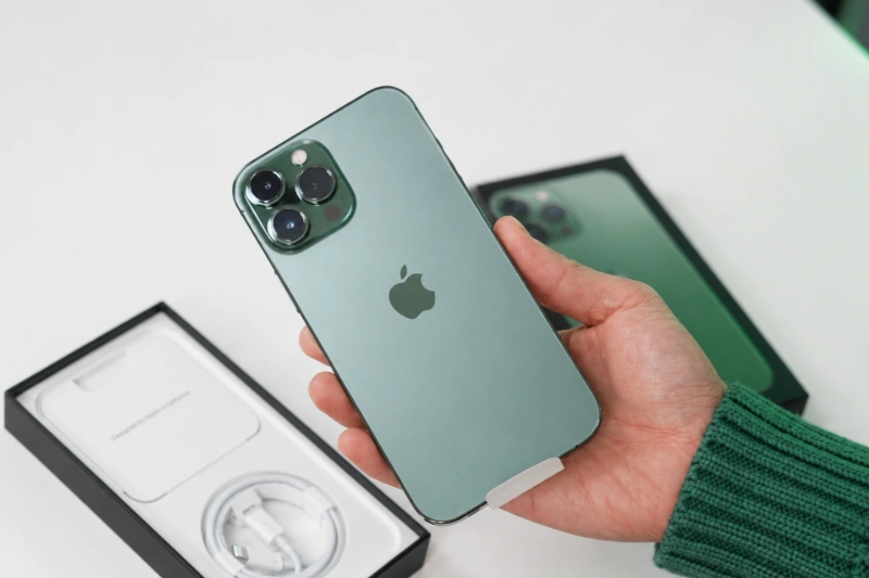 iPhone 13 Pro màu Xanh Lá phù hợp người thích yên bình, phong cách đơn giản