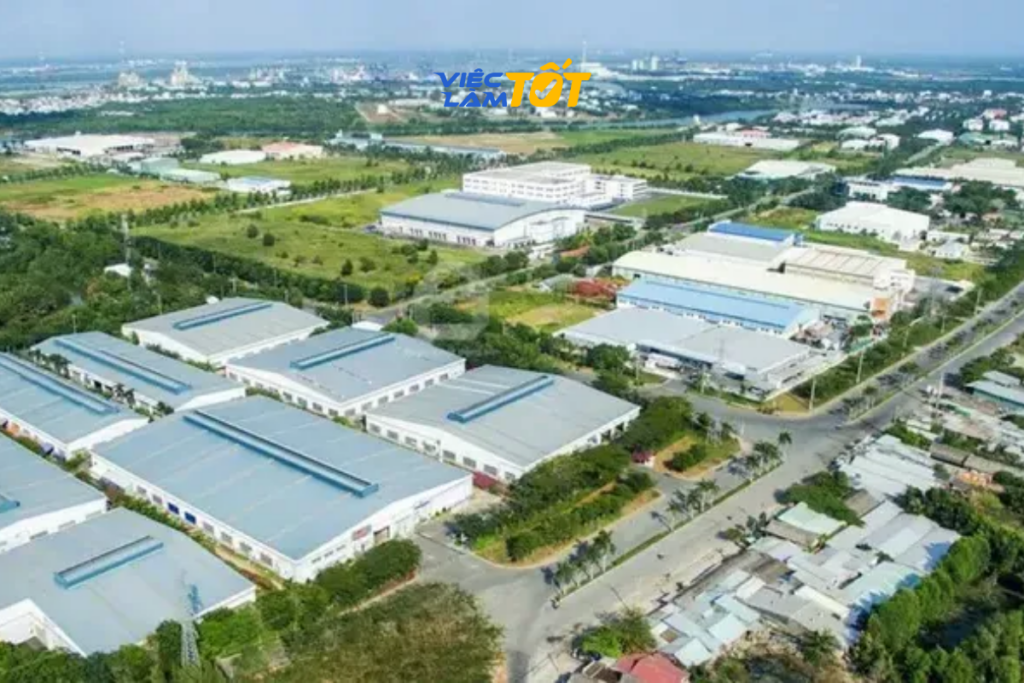 Công nhân đang làm việc tại dây chuyền sản xuất giày da – ngành chiếm tới 45% nhu cầu tuyển dụng tại Khu công nghiệp Chà Là