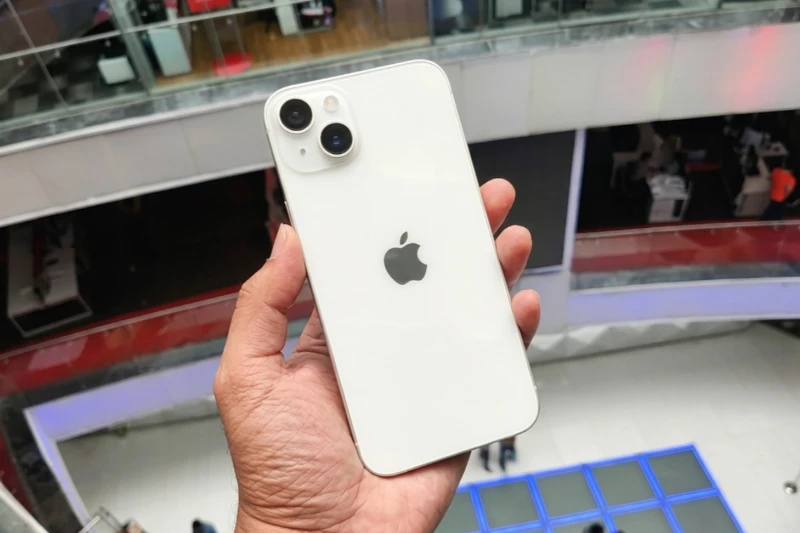 Trắng Starlight trên iPhone 14 Plus mang sắc trắng kem ngọc trai ấm áp
