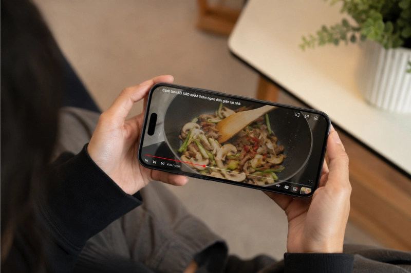 iPhone 16 Plus màn hình 6.7 inch rộng rãi, xem phim thoải mái