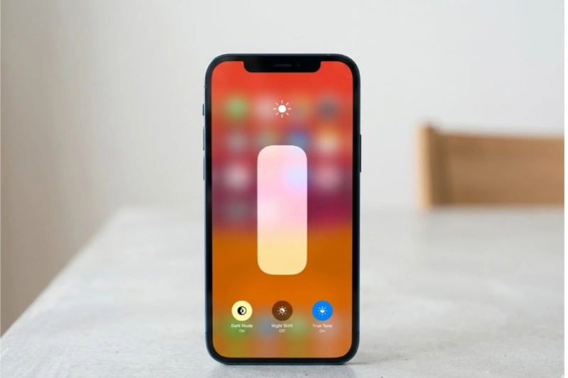 Màn hình iPhone 12 Pro Max có độ sáng tiêu chuẩn 800 nits, tối đa 1200 nits.
