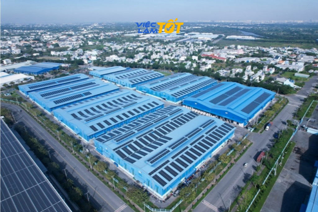 Hàng nghìn công nhân di chuyển vào Khu công nghiệp Tân Tạo mỗi buổi sáng qua hệ thống đường rộng rãi