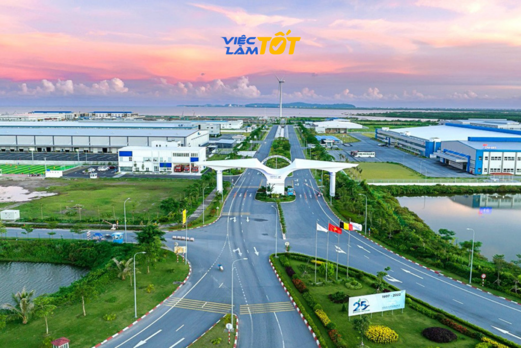 Người lao động làm việc trong các ngành nghề công nghệ cao tại KCN Liên Hà Thái