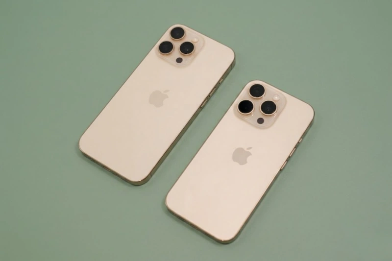 iPhone 16 Pro Max có sự xuất hiện của phối màu Titan Sa mạc hoàn toàn mới, thay thế cho màu Titan Xanh trước đó