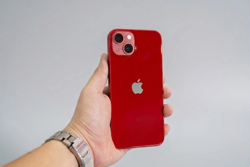 Chiếc iPhone 13 tiêu chuẩn màu Đỏ sở hữu mặt lưng kính bóng bẩy, khiến sắc độ càng trở nên rực rỡ, sâu thẳm và đầy mê hoặc