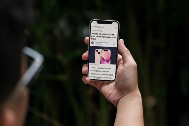 Đọc báo trên iPhone 12 không gây mỏi mắt do có mật độ điểm ảnh cao