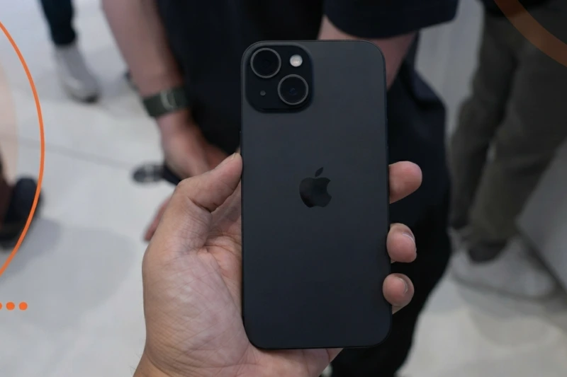 Màu đen Titan iPhone 15 Pro cho người mệnh Thổ