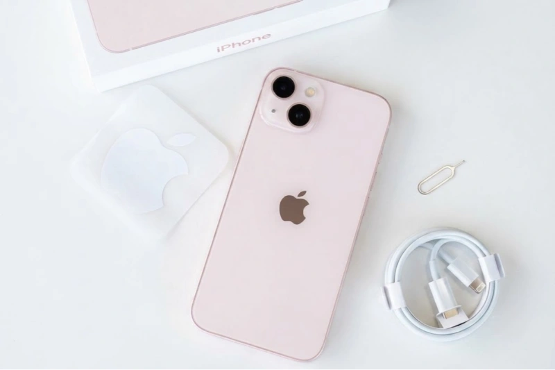 iPhone 13 hỗ trợ giao thức sạc nhanh Power Delivery thông qua cổng Lightning