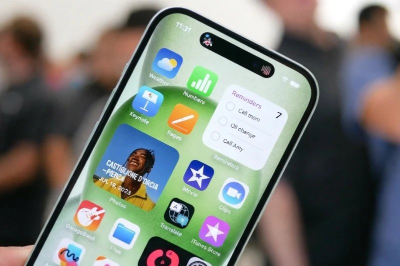 Việc đưa Dynamic Island lên iPhone 15 Plus thay vì "tai thỏ" truyền thống đã tạo ra một diện mạo hiện đại và hữu ích hơn