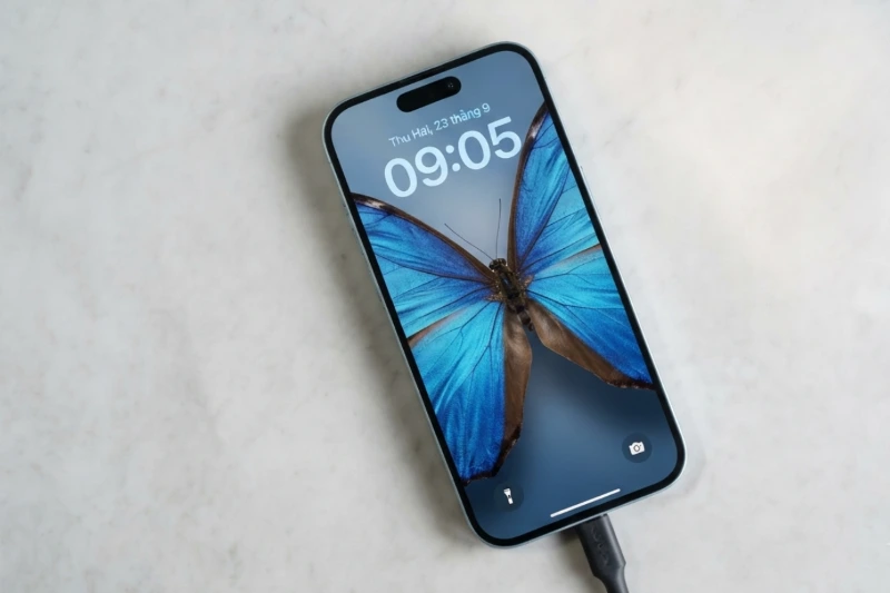 iPhone 15 hỗ trợ công suất sạc có dây tối đa khoảng 20W đến 27W tùy vào củ sạc