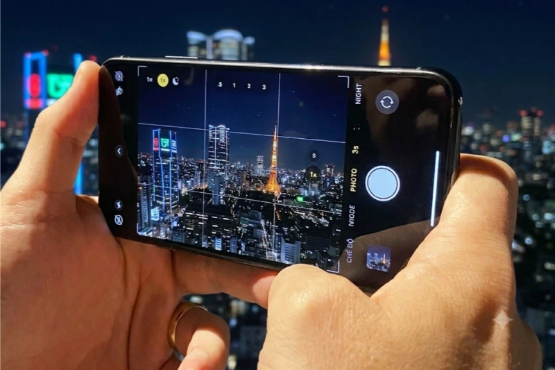 iPhone 15 Pro xử lý nhiễu tốt hơn iPhone 15 trong điều kiện tối phức tạp