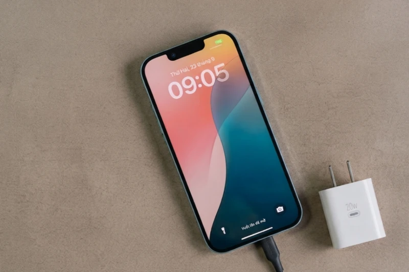 Công suất sạc có dây của iPhone 12 Pro đạt mức 20W, cho phép nạp đầy khoảng 50 phần trăm dung lượng chỉ trong vòng 30 phút kết nối ban đầu