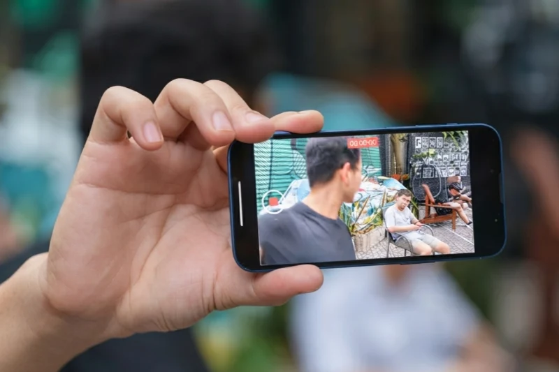 iPhone 13 mini hỗ trợ quay video độ phân giải 4K với tốc độ 60 khung hình mỗi giây cùng chuẩn Dolby Vision HDR
