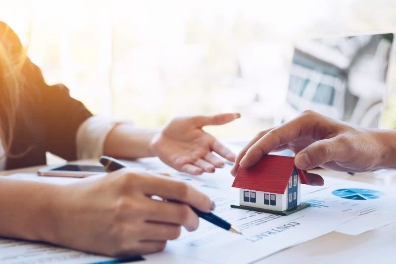 Đôi bên cần lập ra các điều khoản rõ ràng vào đảm bảo các loại giấy tờ chứng nhận của mảnh đất