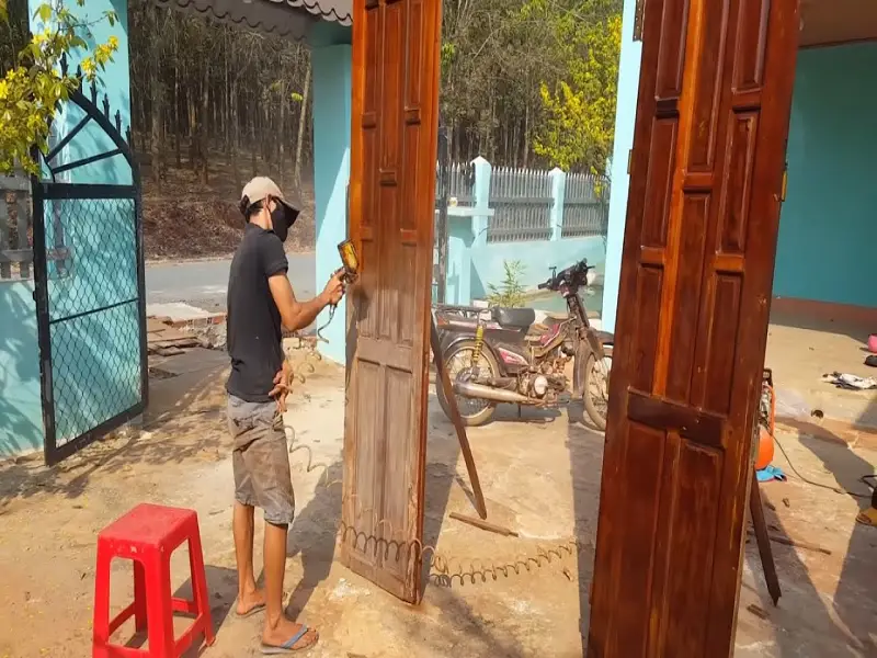 Mẹo tự sơn lại cửa gỗ tại nhà đơn giản đẹp như mới