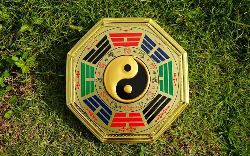 Bát quái là một trong những vật phẩm phong thủy hóa giải hướng nhà chưa tốt