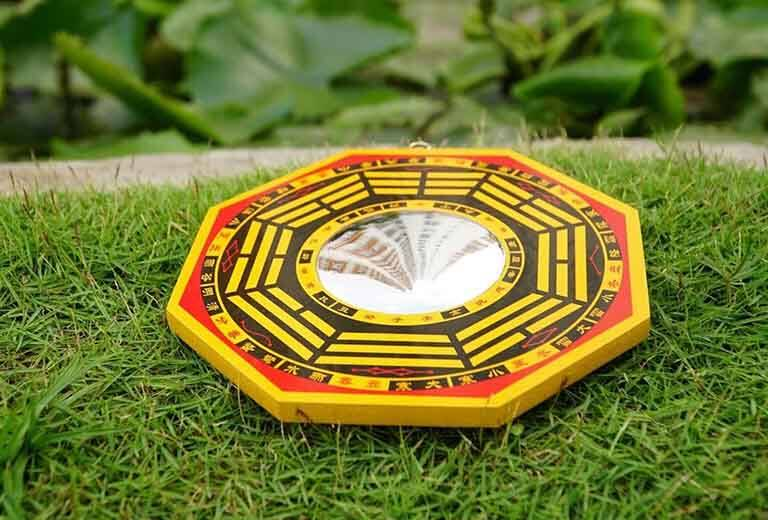 Vật phẩm phong thủy như bát quái có thể phần nào giúp hóa giải hướng nhà xấu