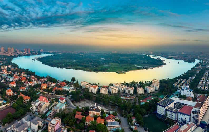 Một bức ảnh chụp từ trên cao từ Quận 2 Thảo Điền, cho thấy toàn cảnh thành phố Thủ Đức với sông Sài Gòn uốn lượn, cùng với các tòa nhà cao tầng và khu dân cư.