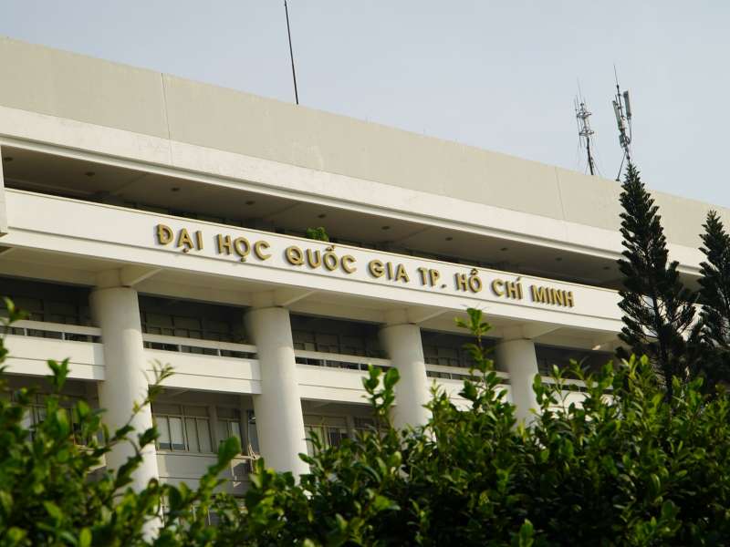 Nhà điều hành của Đại học Quốc gia Thành phố Hồ Chí Minh, với dòng chữ "ĐẠI HỌC QUỐC GIA TP. HỒ CHÍ MINH"