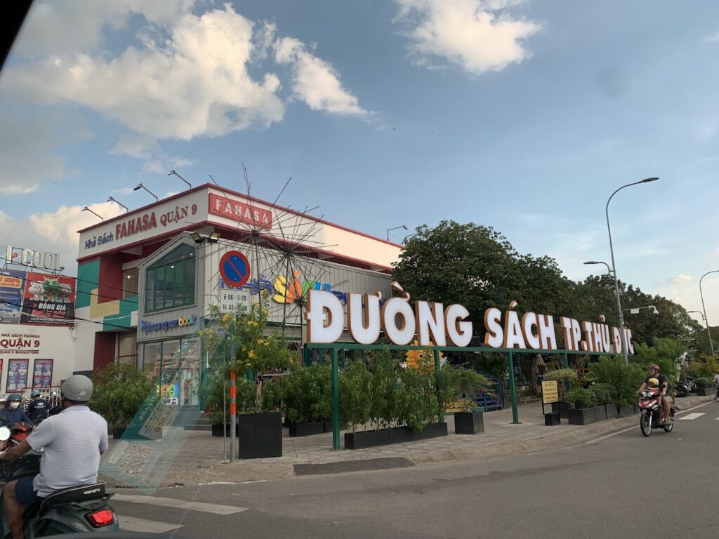 Đường sách Thủ Đức với biển hiệu nổi bật, giữa lòng thành phố Thủ Đức.