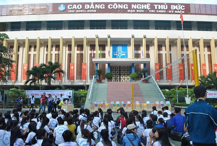 Mặt trước của Trường Cao đẳng Công nghệ Thủ Đức với sinh viên tập trung tham gia sự kiện.
