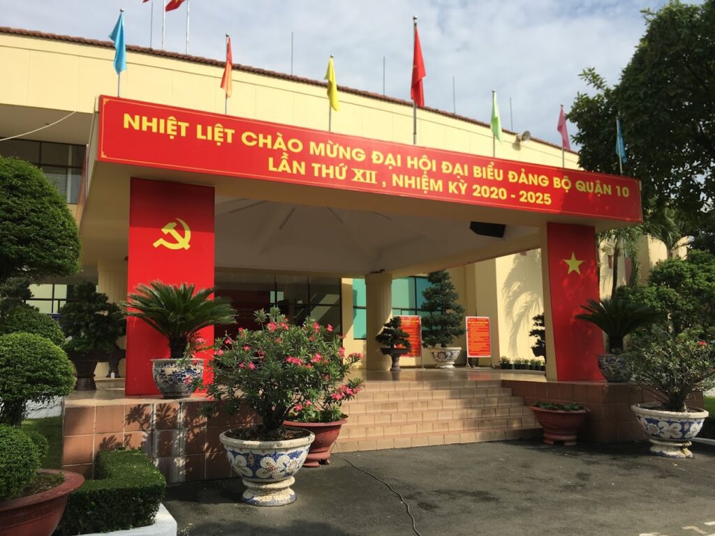 Hình ảnh bên trong, sân của UBND quận 10