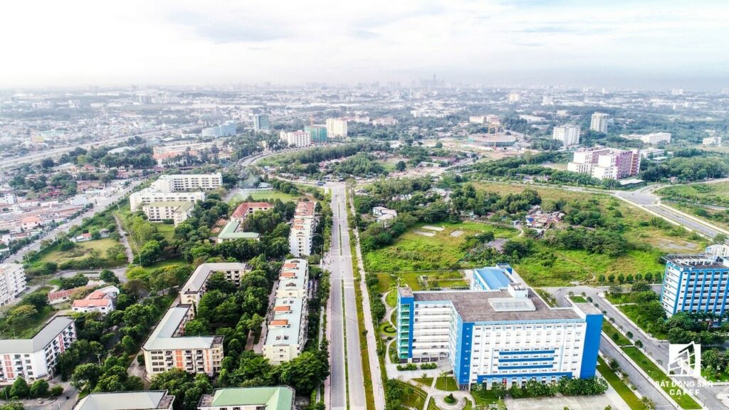 Một góc nhìn từ trên cao về Đại học Quốc gia Thành phố Hồ Chí Minh, với các tòa nhà hiện đại, sân bóng và khu vực xanh rộng lớn.