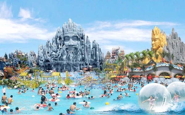 Khu du lịch Suối Tiên với nhiều người đang vui chơi trong hồ nước, có tượng Phật lớn và các công trình kiến trúc khác.