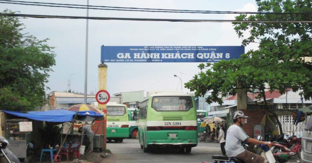 Hình ảnh của Bến xe Quận 8, một bến xe buýt lớn ở thành phố Hồ Chí Minh, Việt Nam. Trên bảng hiệu của bến xe có ghi "GA HÀNH KHÁCH QUẬN 8".