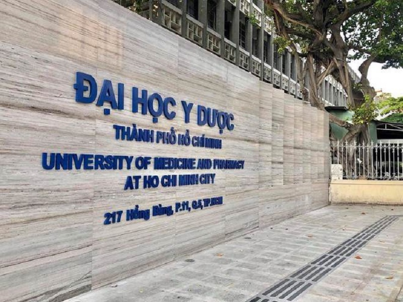 Cổng chính của Đại học Y Dược Thành phố Hồ Chí Minh, với tường đá cẩm thạch và biển hiệu bằng cả tiếng Việt và tiếng Anh.