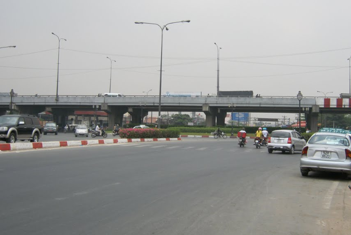 Cầu vượt ngã tư Bình Phước với các phương tiện di chuyển trên tuyến đường Quốc lộ 1A, TP.HCM