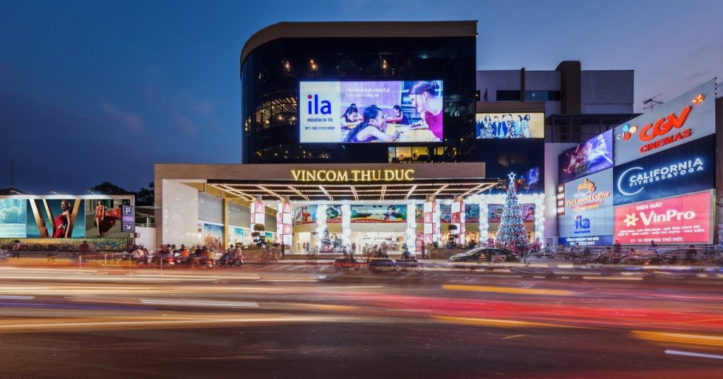 Vincom Thủ Đức, trung tâm thương mại sầm uất tại TP.HCM, với kiến trúc hiện đại và đèn sáng rực rỡ vào buổi tối.