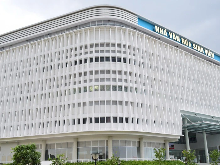 Nhà Văn hóa Sinh viên Thủ Đức, một tòa nhà hiện đại với kiến trúc độc đáo và màu trắng chủ đạo, nằm trên nền trời xanh.