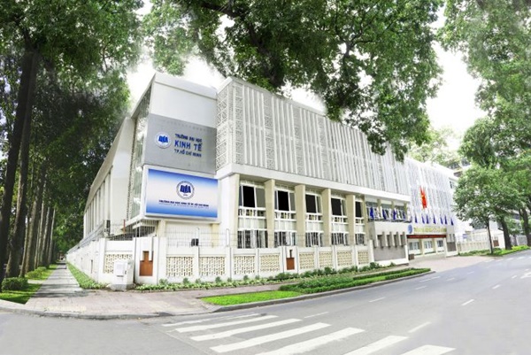 Cổng trường UEH, UEH là một trong những trường đào tạo kinh tế tốt nhất tại TPHCM
