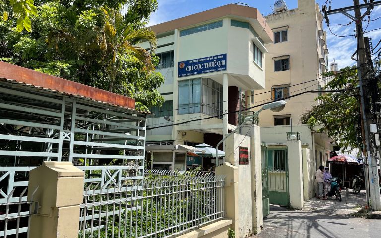 Chi cục thuế quận 10 trực thuộc Cục Thuế TP. Hồ Chí Minh, đảm nhiệm vai trò quản lý thuế và thu nộp ngân sách nhà nước tại địa bàn Quận 10